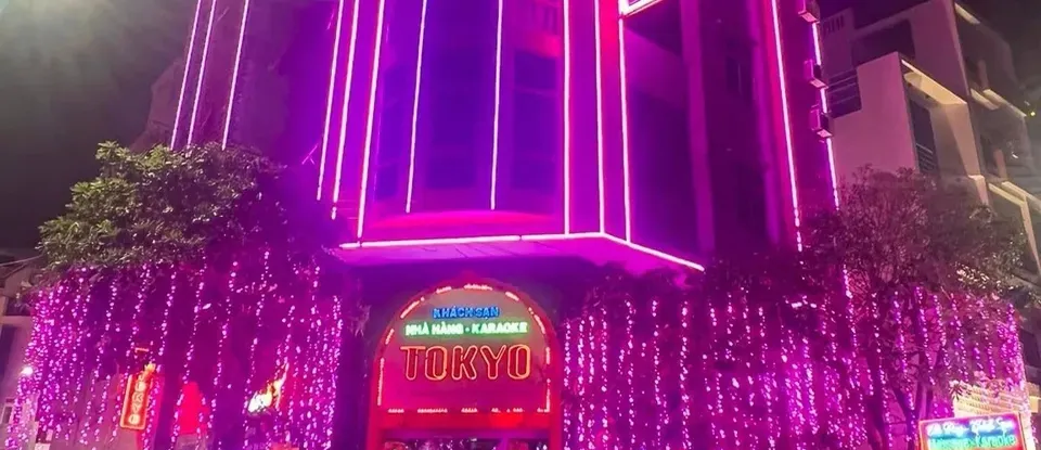 화려한 핑크빛 네온사인이 빛나는 도쿄 호텔 가라오케 외관