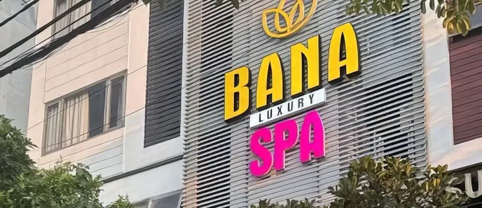 노란색과 분홍색의 바나 럭셔리 스파 간판
