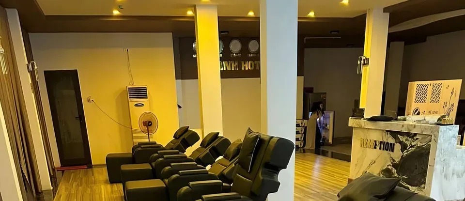풋 마사지를 위한 의자들이 있는 공간