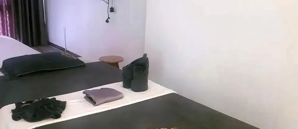 두 개의 침대가 나란히 있는 스파 룸