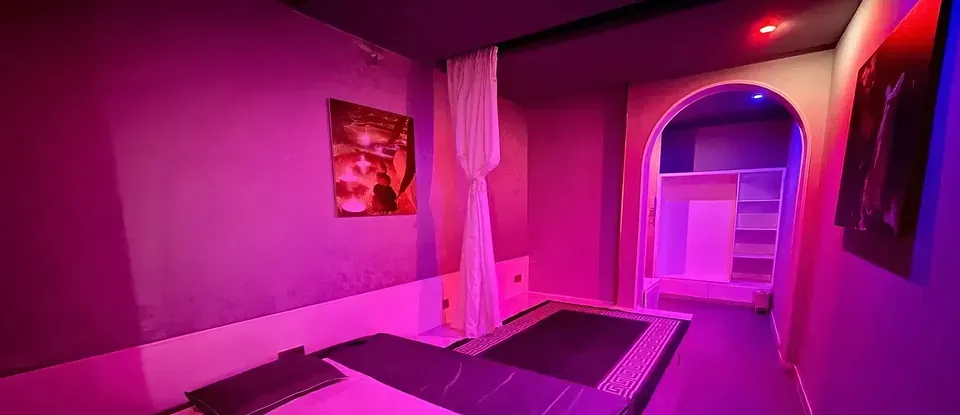 두 개의 침대가 있는 넓은 마사지실 내부