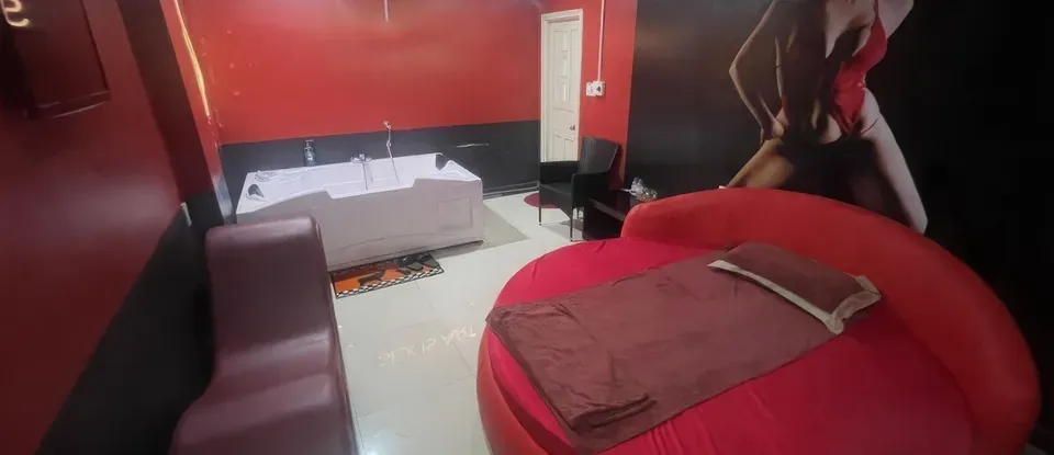 원형 침대와 자쿠지가 있는 붉은색 방