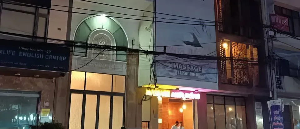 다낭 무아홍 마사지 가게의 야간 전경