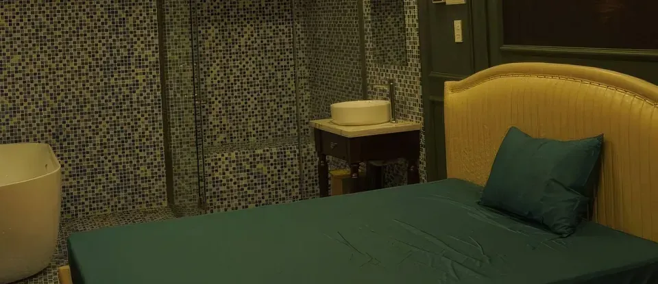 모자이크 타일 벽의 마사지룸과 욕실