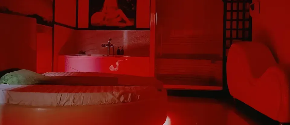 독특한 모양의 침대가 있는 붉은 스파룸