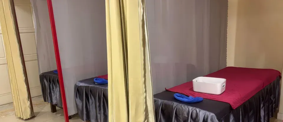커튼으로 분리된 마사지 침대들