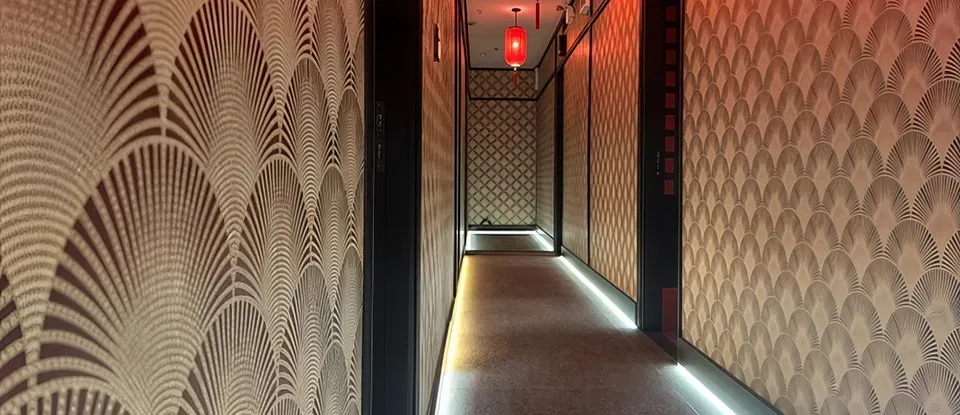 고급스러운 사쿠라 마사지샵 복도 전경