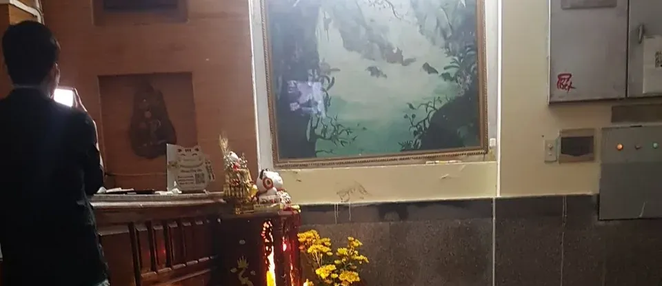 동양적인 그림과 장식품이 있는 실내