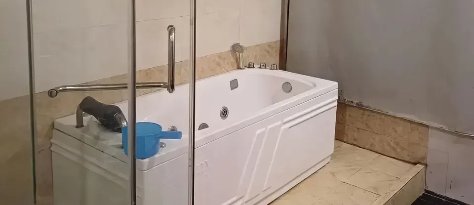 흰색 욕조가 있는 마사지 룸 욕실