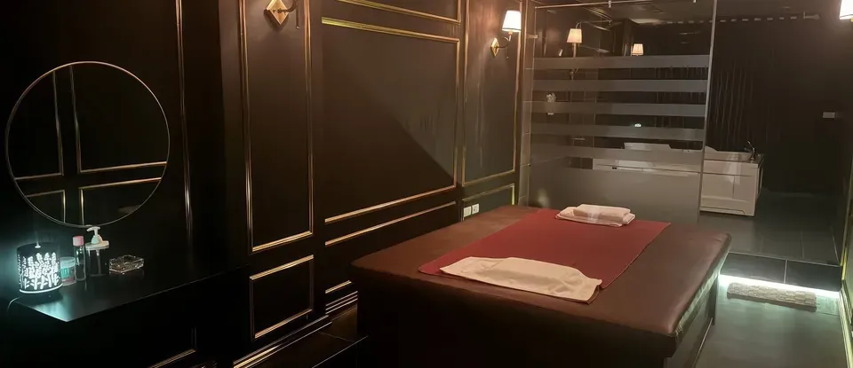 어두운 조명의 프라이빗 마사지 룸