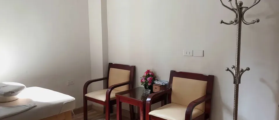 마사지 베드 옆 의자와 코트랙