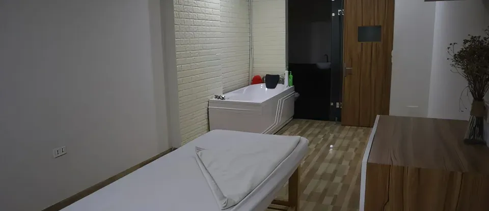 흰색 벽과 자쿠지가 있는 마사지 룸