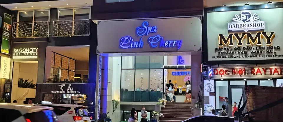 호치민 린체리 입구 야경 모습