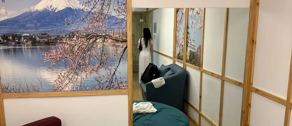거울에 비친 스파 룸 내부 모습