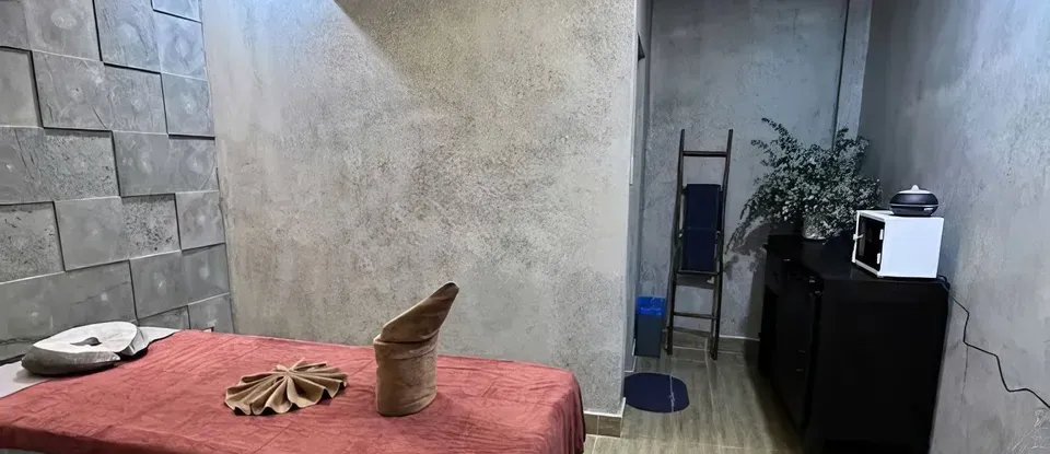 붉은 시트가 깔린 마사지 베드