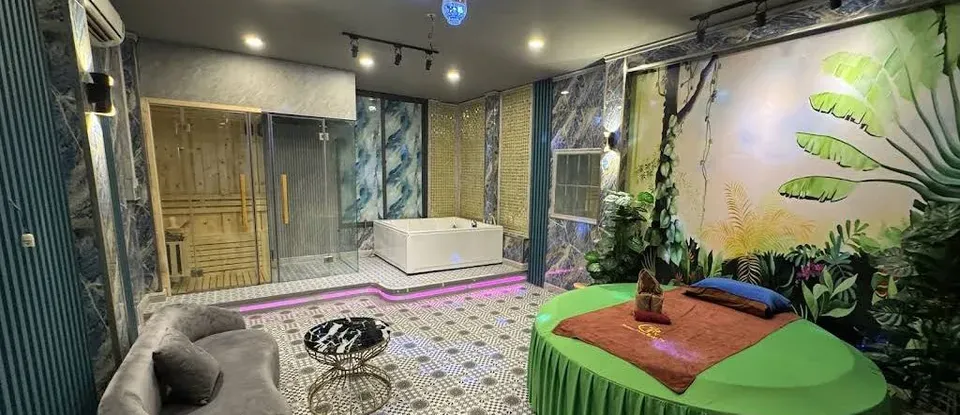 넓은 마사지실과 사우나 및 욕조