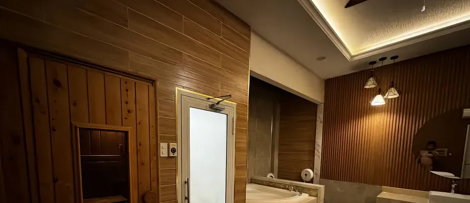 나무 벽으로 된 마사지실과 욕조
