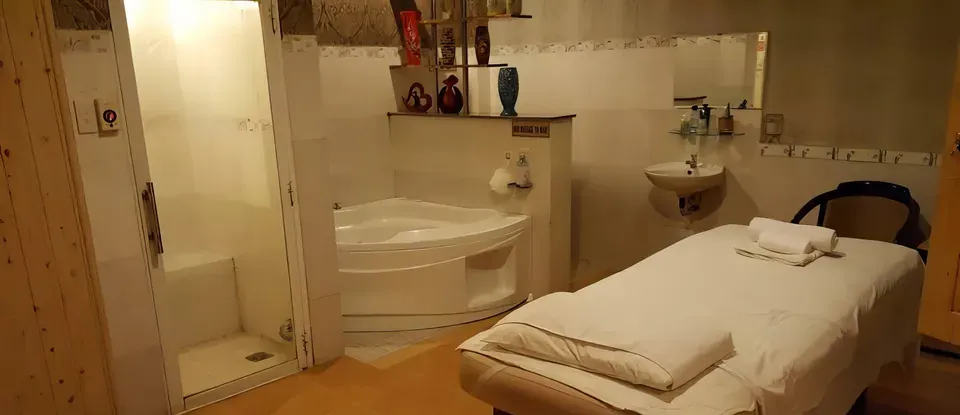 마사지 침대와 욕조가 있는 넓은 방