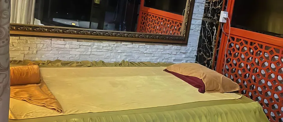 거울 앞 노란색 커버의 마사지 베드