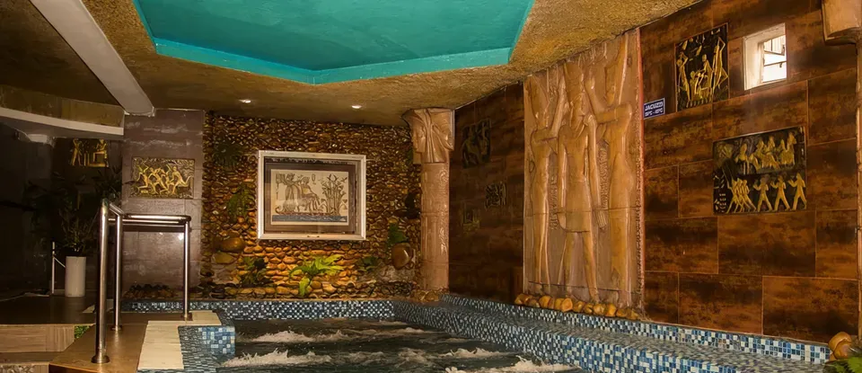 고풍스러운 장식의 실내 자쿠지