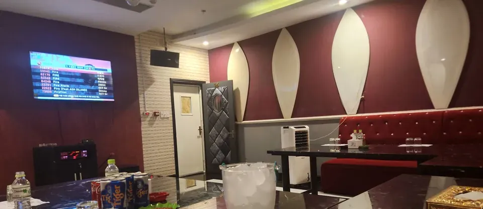마이크와 선곡 리모컨이 준비된 테이블