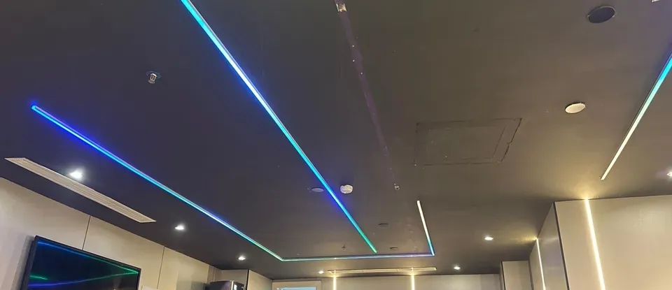 라인 조명이 돋보이는 천장 인테리어