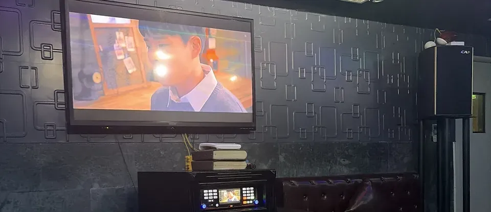 대형 모니터와 입체적인 벽면 디자인의 룸