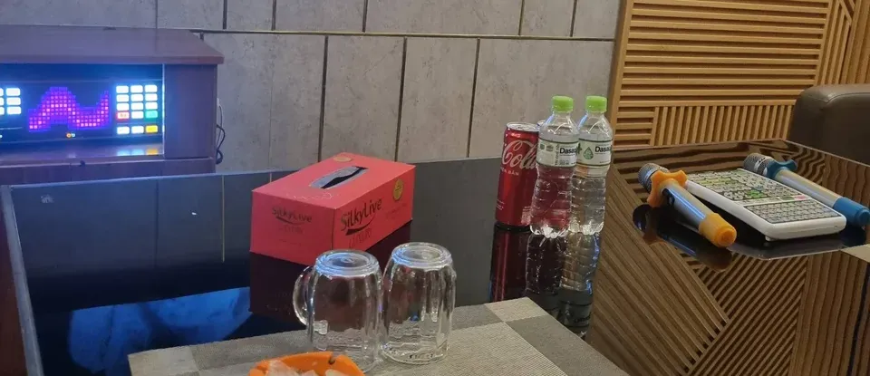 맥주잔, 음료, 마이크가 세팅된 테이블 상단