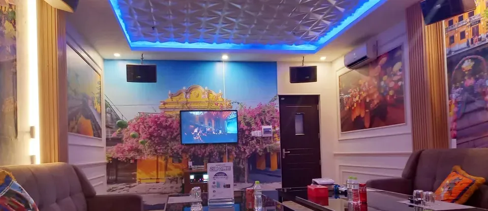화사한 꽃 테마 벽지로 꾸며진 넓은 소파 룸