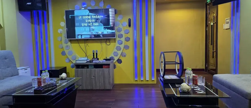 포인트 벽면이 돋보이는 깔끔한 룸 내부