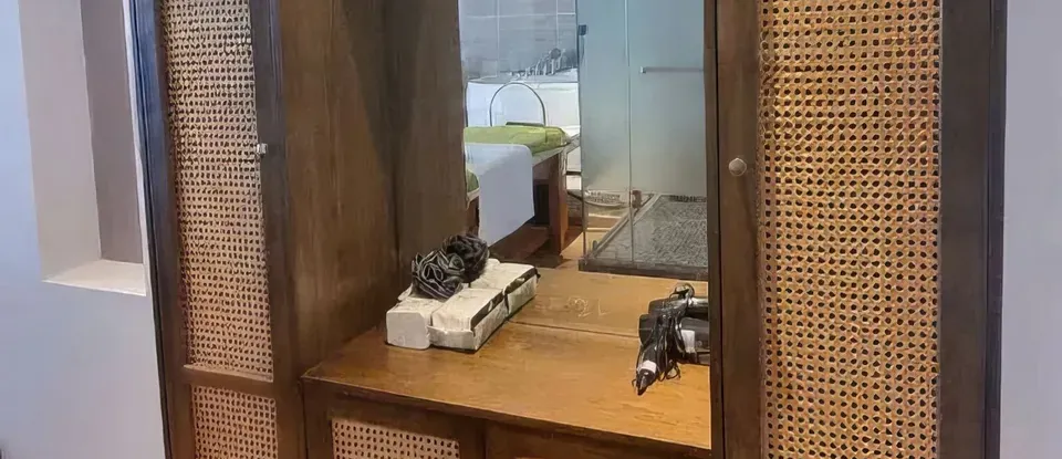 라탄 스타일의 문이 달린 캐비닛