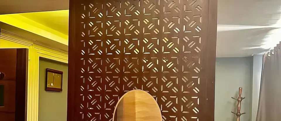 기하학적 무늬의 나무 파티션