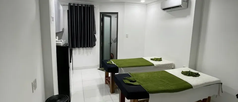 두 개의 마사지 베드가 있는 밝은 스파 룸