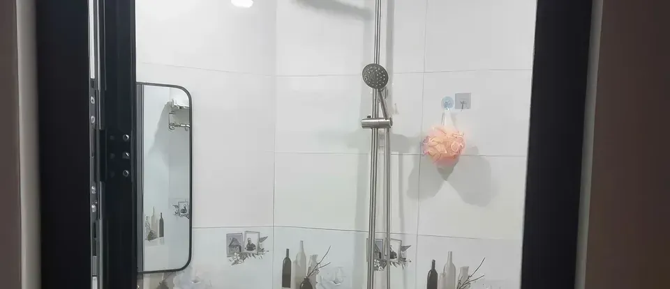 현대적인 디자인의 깔끔한 스파 샤워실