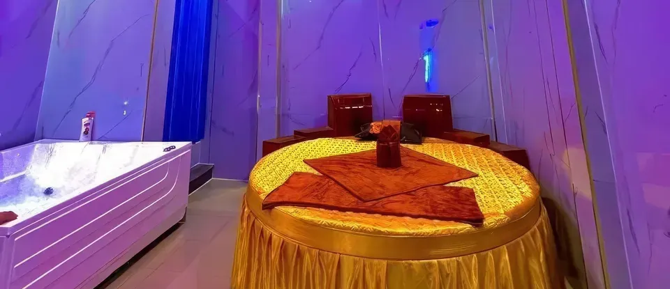 원형 마사지 베드와 욕조가 있는 방