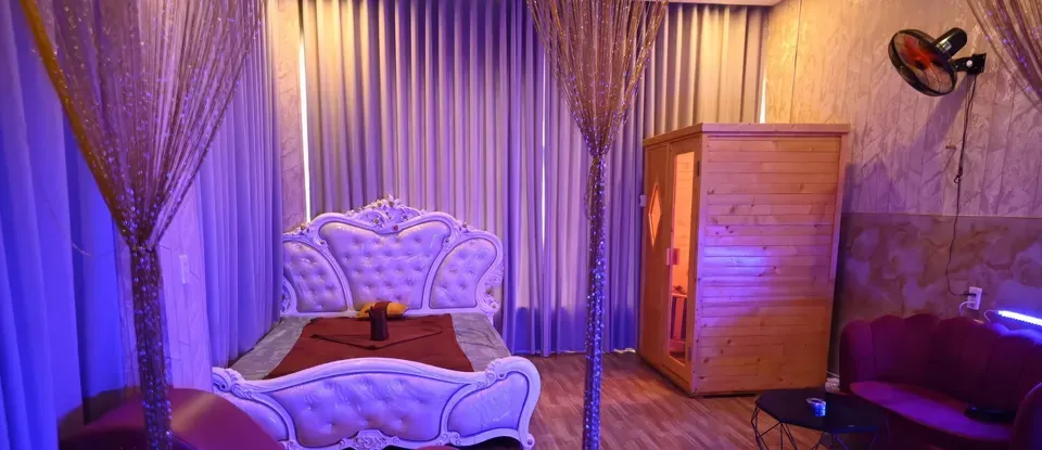 사우나와 붉은 소파가 있는 마사지실