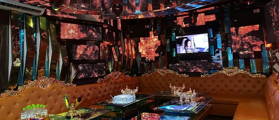 화려한 소파와 테이블이 있는 라운지